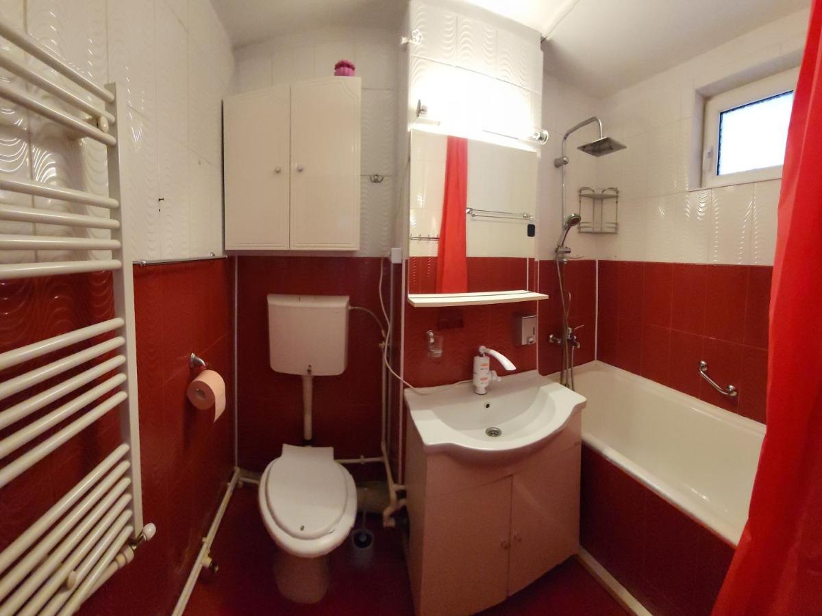 Apartament In Regim Hotelier Deva Esterno foto