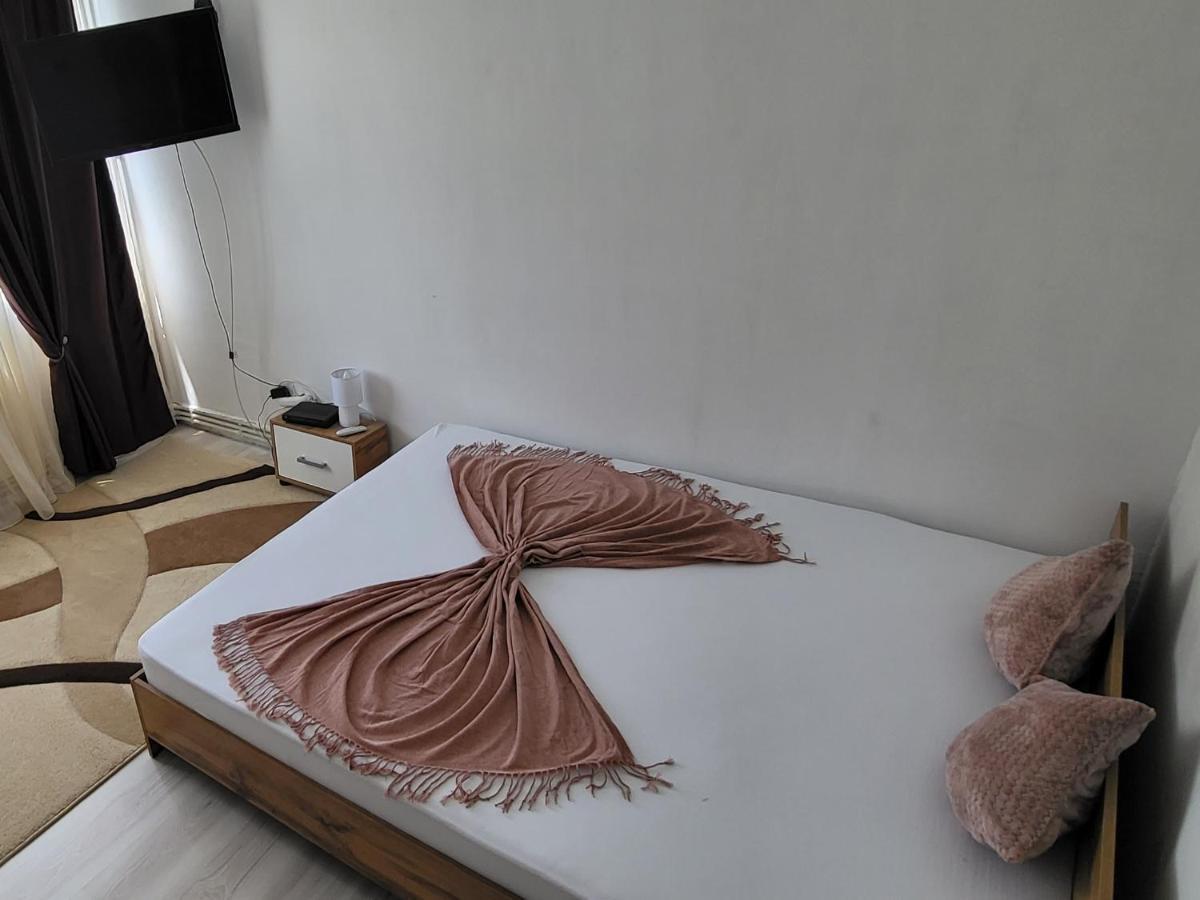 Apartament In Regim Hotelier Deva Esterno foto