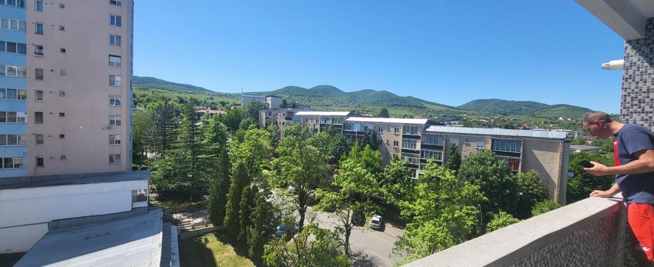 Apartament In Regim Hotelier Deva Esterno foto